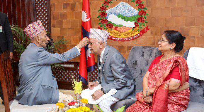 प्रधानमन्त्री ओलीद्वारा बुवाको हातबाट टीका ग्रहण