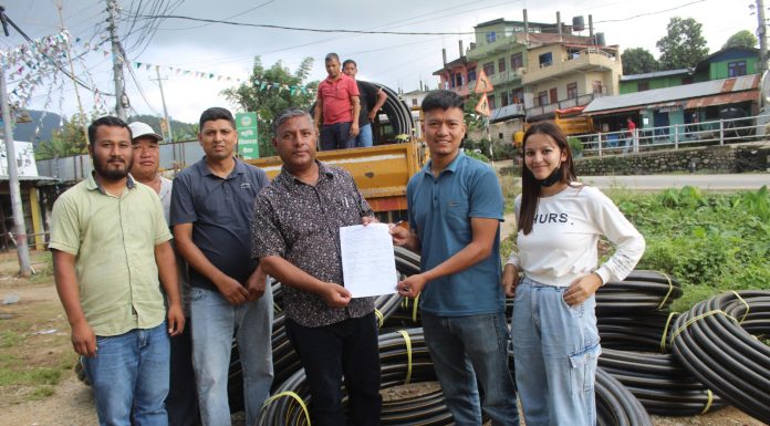 खुर्कोटमा खानेपानी आपूर्तिका लागि पालिका अध्यक्ष बराललाई पाइप हस्तान्तरण